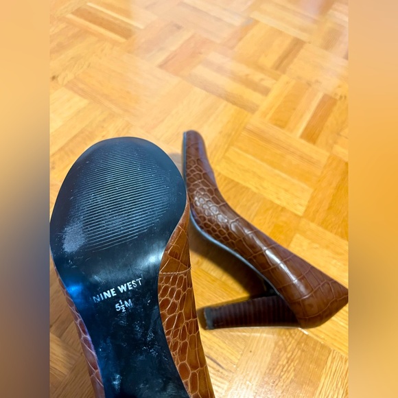 Nine West brown leather pumps, size 5.5 - Picture 5 of 7